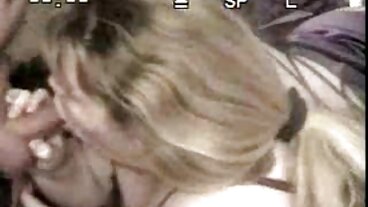 Film cheveux courts avec la sexy film porno amateur français Sarah Kay et Zazie Skymm de SexArt