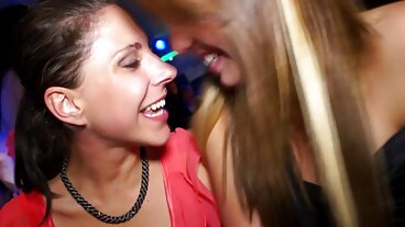 Scène de branlette avec un amateur passionné de Czech AV extrait vidéo amateur