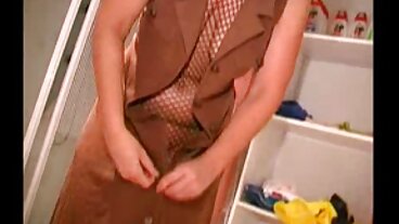 Charbon de seins naturels avec la géniale Mila Nova de Hot Guys Fuck film x mateur