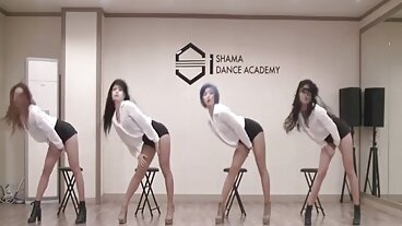 Vidéo On The Table video amateur sexy gratuit avec la préfète Adira Allure de Dogfart Network