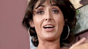 Embrasser le film amateur pornographique charbon avec la préfète Emma Hix de Porn Pros